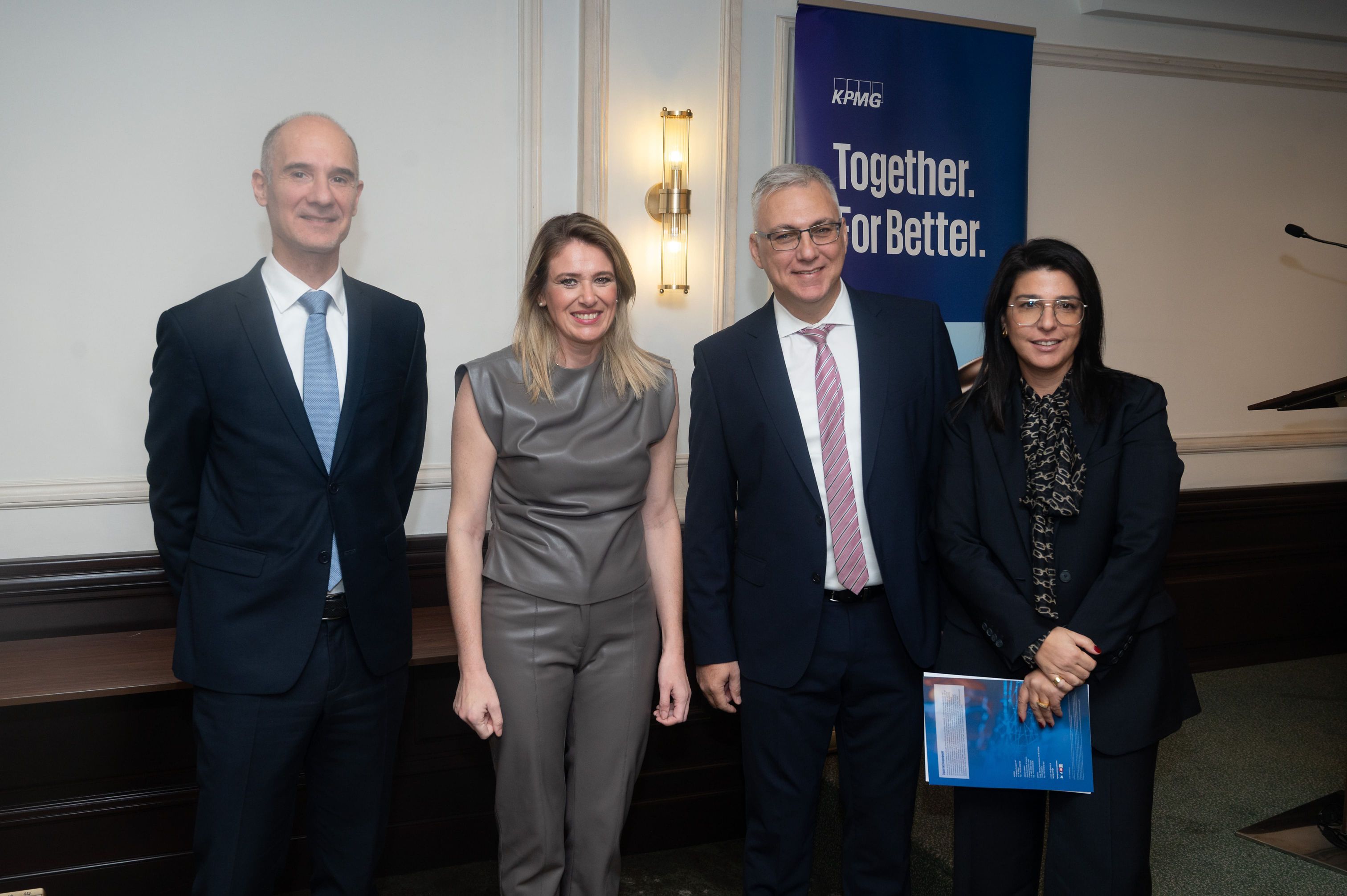 Από αριστερά προς τα δεξιά: Κωνσταντίνος Δήμος, Partner, Advisory, KPMG στην Ελλάδα, Άννα Ευθυμίου, Υφυπουργός Εργασίας και Κοινωνικής Ασφάλισης, Φίλιππος Κάσσος, Partner, Audit, Insurance Services και Βασιλική Σκέλλα, Director, Actuarial & Insurance Services, KPMG στην Ελλάδα