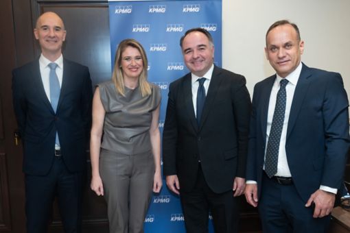 Από αριστερά προς τα δεξιά: Κωνσταντίνος Δήμος, Partner, Advisory, KPMG στην Ελλάδα, Άννα Ευθυμίου, Υφυπουργός Εργασίας και Κοινωνικής Ασφάλισης, Βασίλης Καμινάρης, Partner, Head of Audit και Νίκος Δημάκος, Partner, Head of Consulting, KPMG στην Ελλάδα