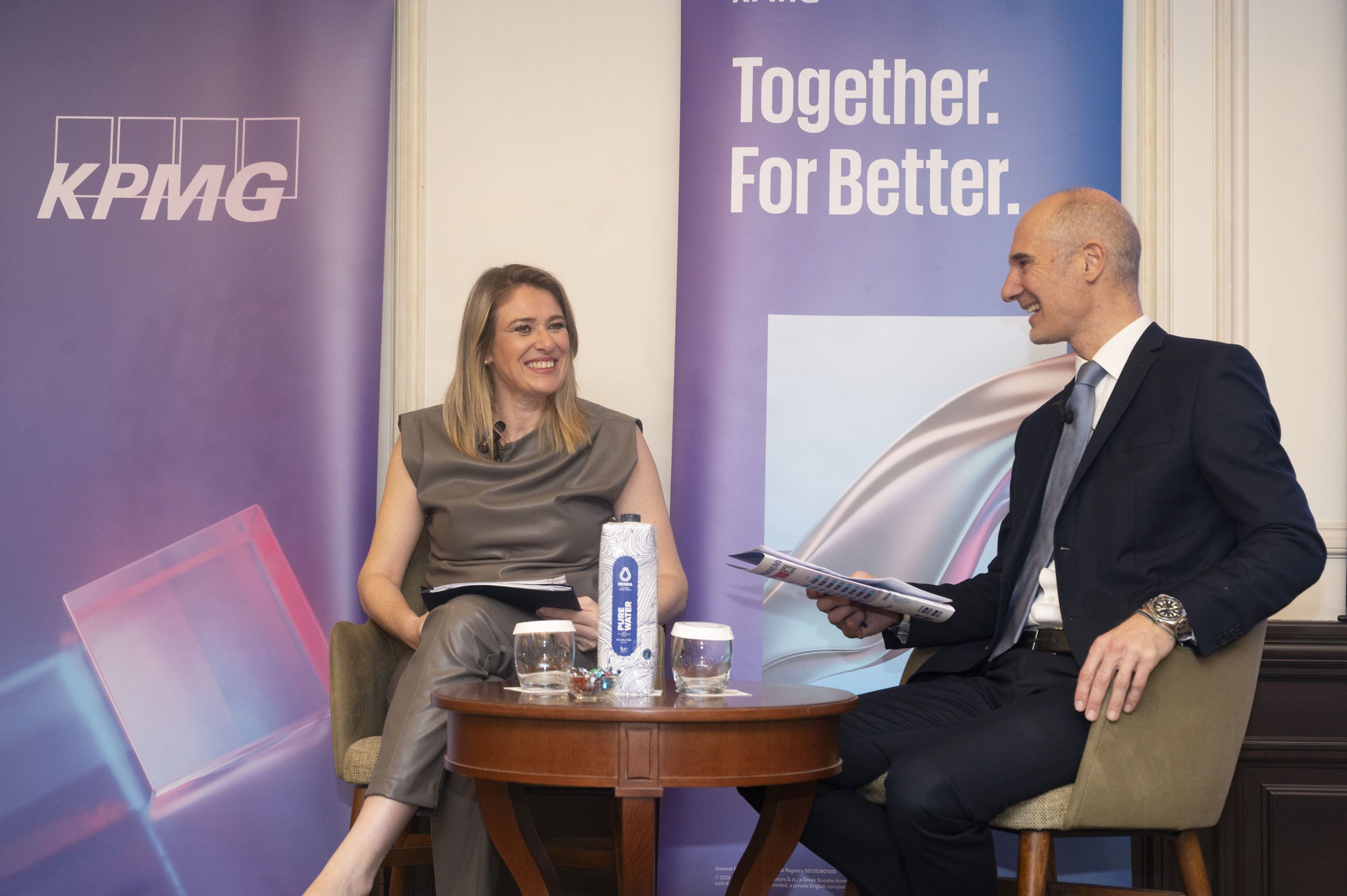 H Υφυπουργός Άννα Ευθυμίου, συνομιλεί με τον Κωνσταντίνο Δήμο.