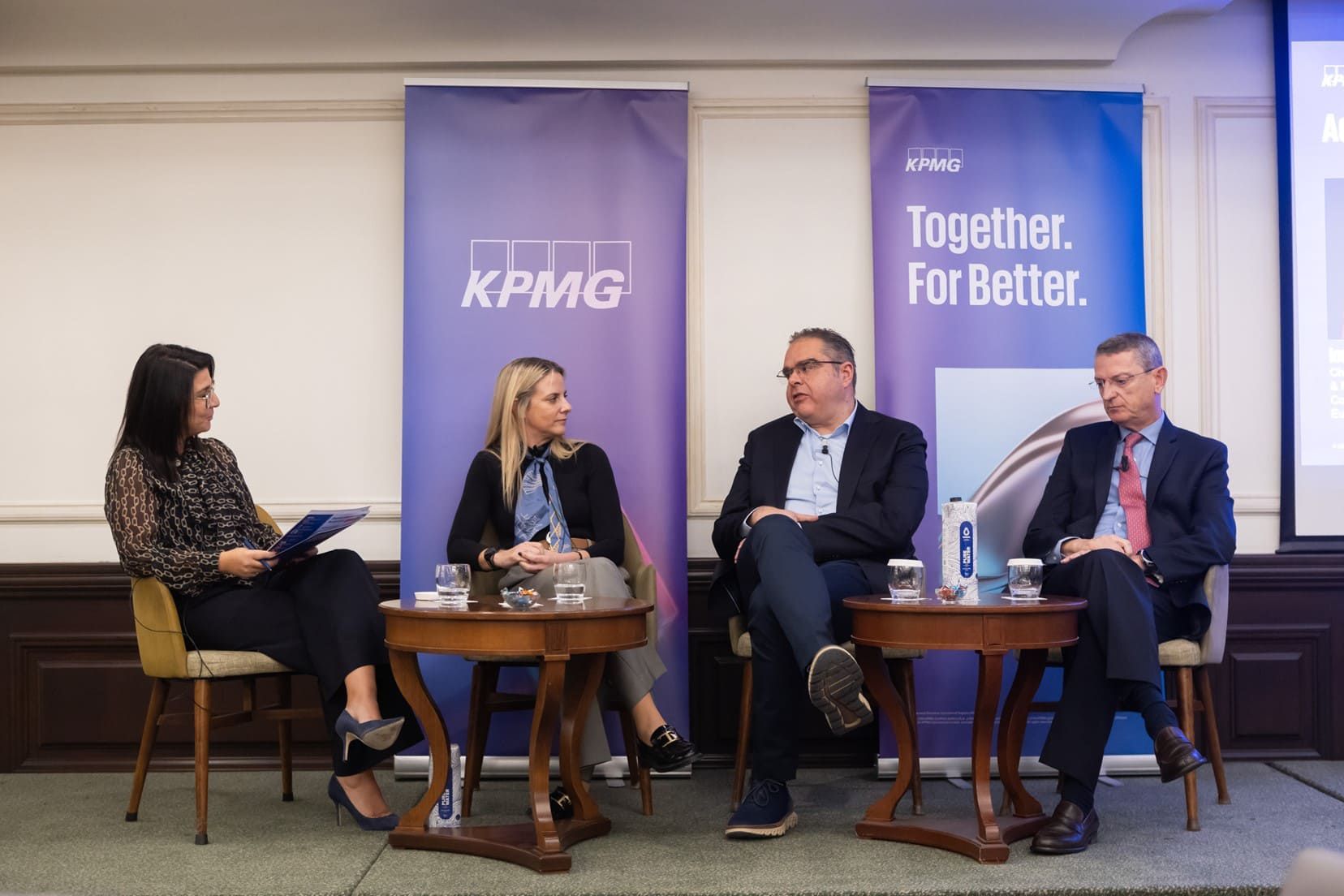 Στιγμιότυπο από το pannel discussion “Adapting Business Models to Driving Operational Excellence”, από αριστερά προς τα δεξιά, Βασιλική Σκέλλα, Ισαβέλλα Βήτου, Chief Operations Officer & Member of the Executive Committee at Allianz European Reliance, Πάνος Κούβαλης, Chief Operating Officer, Όμιλος Interamerican και Αχιλλέας Σδράκας, Γενικός Διευθυντής Λειτουργιών, Εθνική Ασφαλιστική.