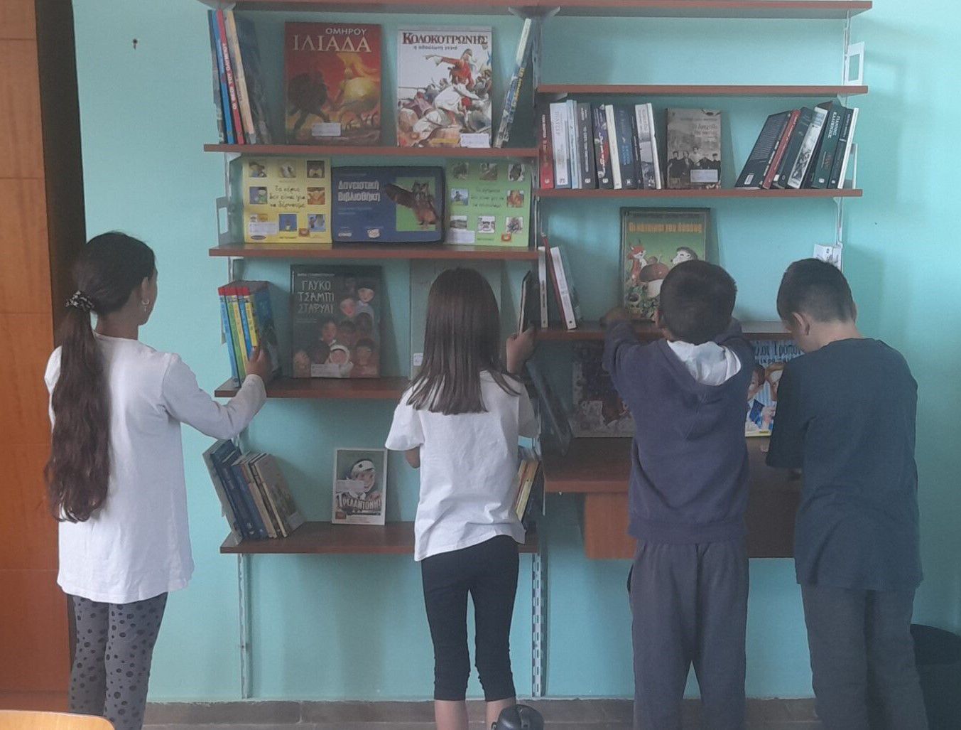 Στιγμιότυπα από τις δανειστικές βιβλιοθήκες. 