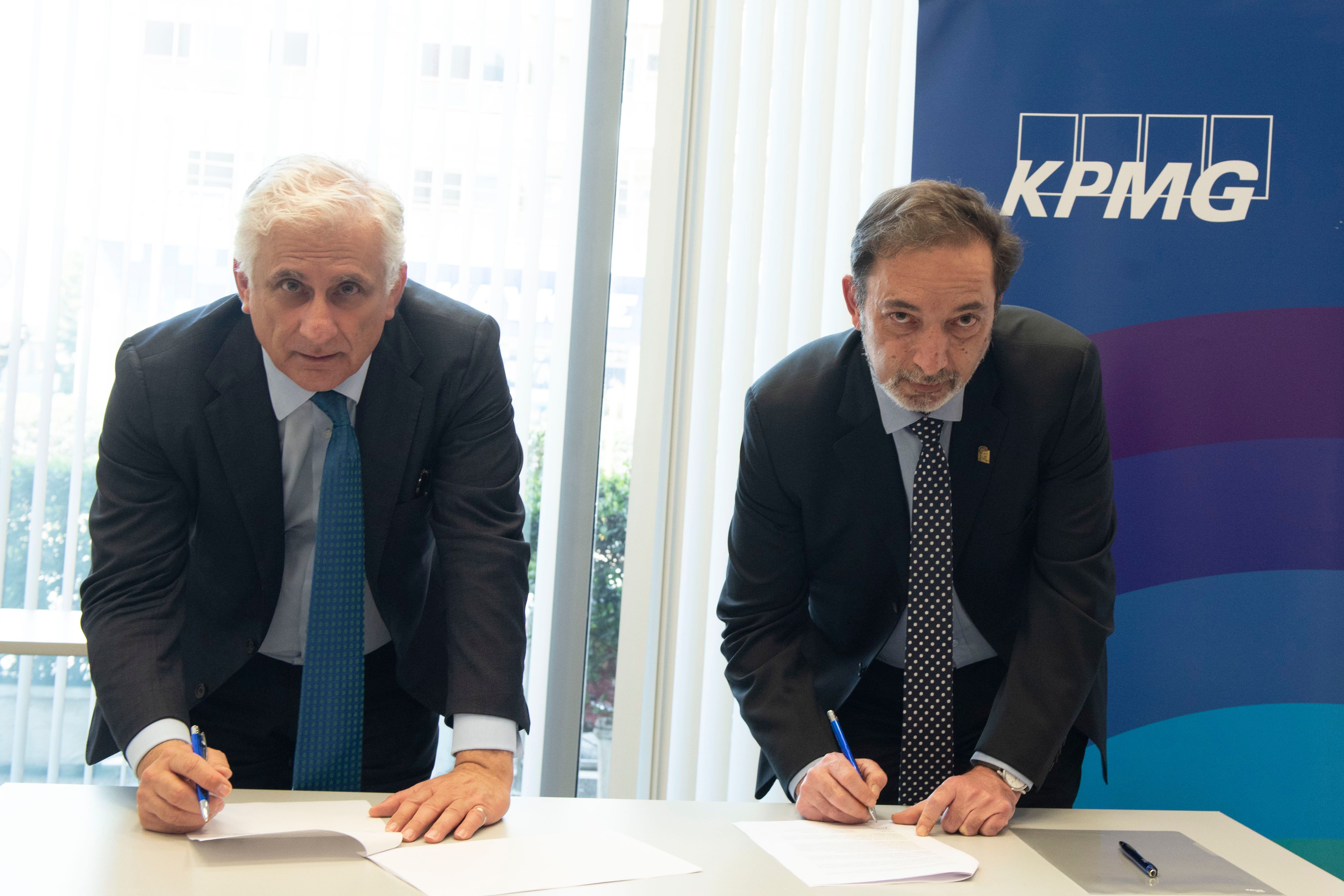 mnimonio sinergasias metaxi opa kai kpmg signing