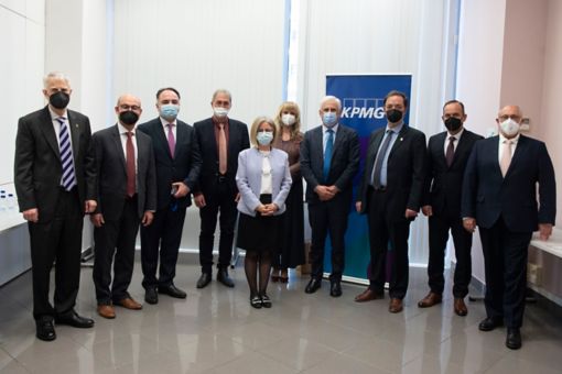 mnimonio sinergasias metaxi opa kai kpmg 2022
