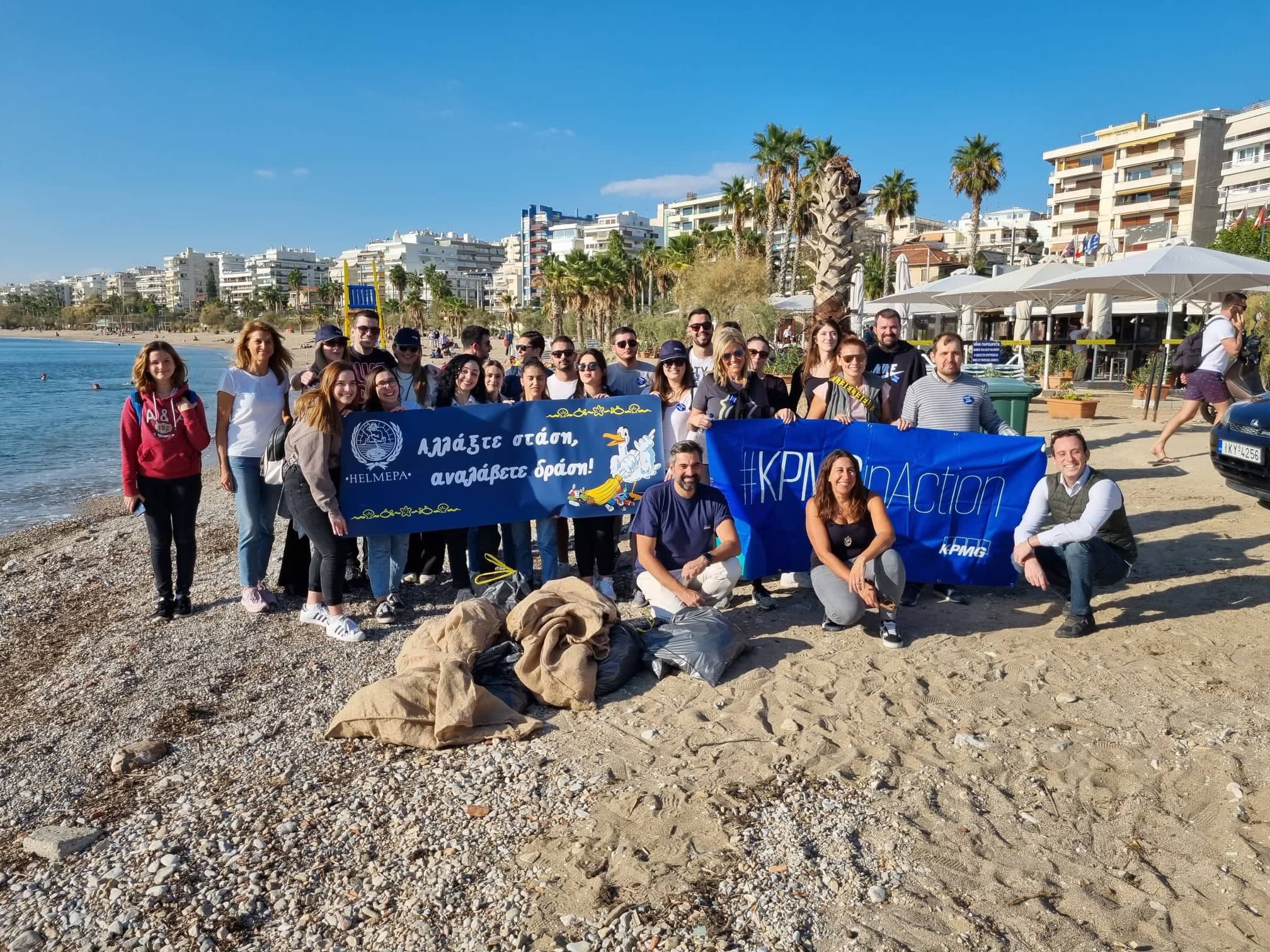 Ομαδική φωτογραφία των στελεχών της KPMG στην παραλία Εδέμ