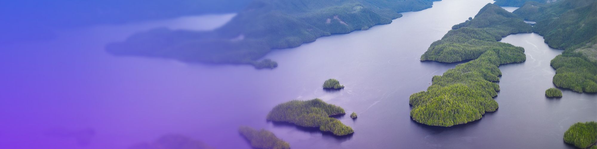 Îles boisées dans un lac avec montagnes