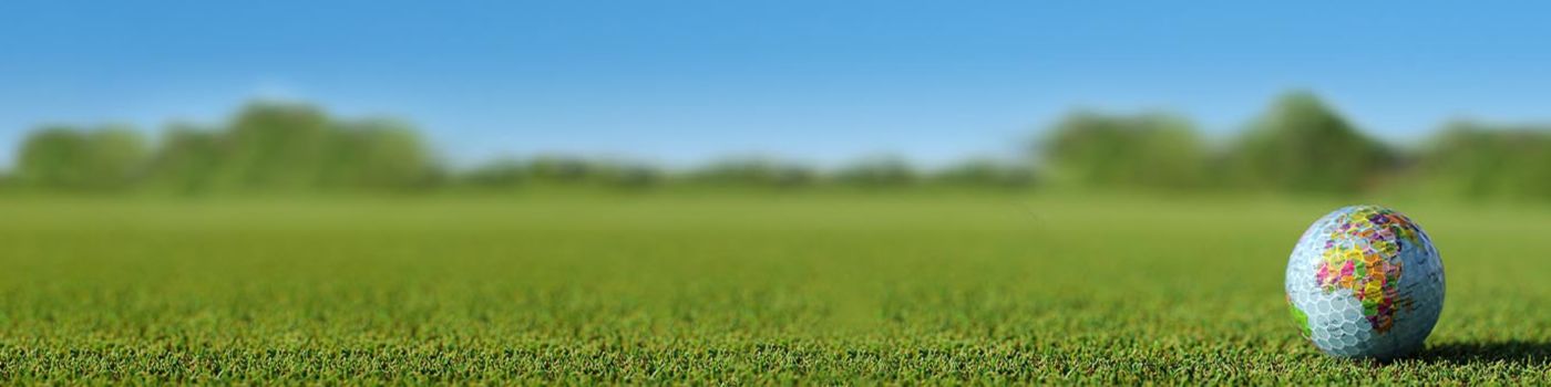 Golfball auf Rasen