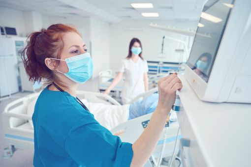 Kvinner ser på monitor i en operasjonssal