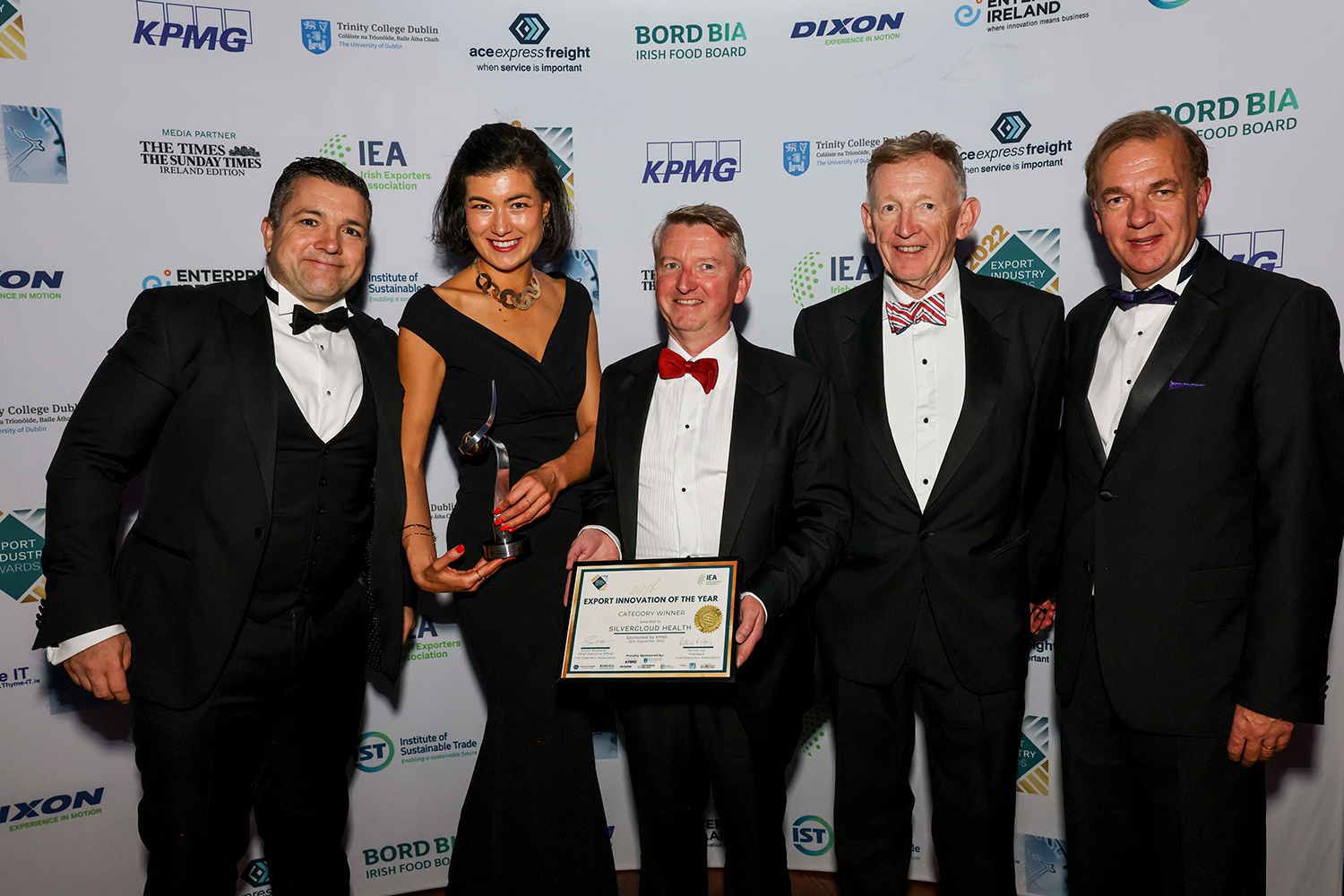 KPMG’s Niall Savage presenting the Export Innovation of the Year award to SilverCloud Health.