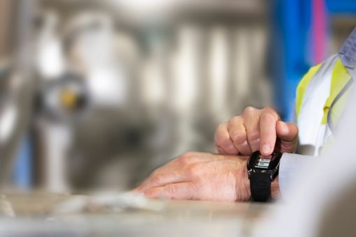 Úspěšná transakce v průmyslu - ilustrační snímek