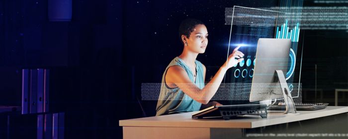 ホログラムを見つめる女性