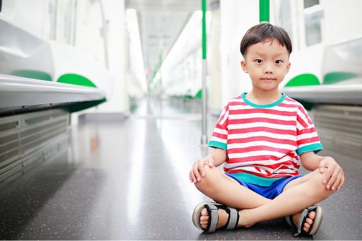電車の床に座る子ども
