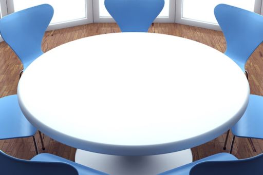 テーブルを囲む椅子