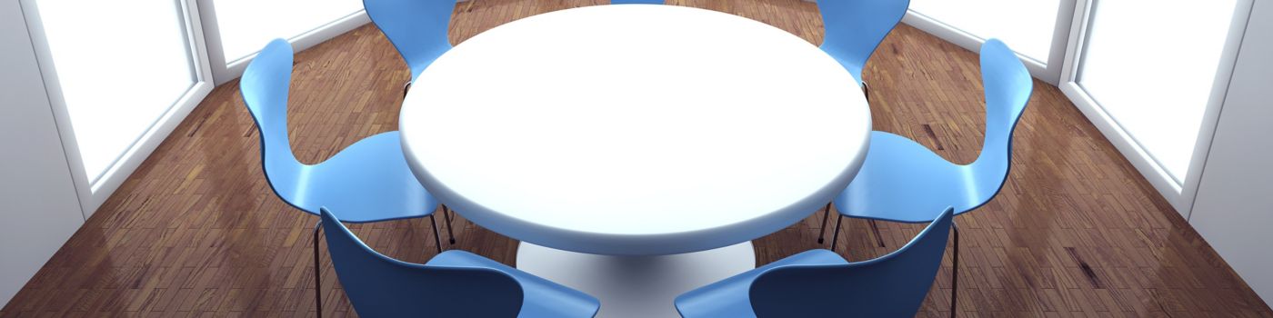 丸いテーブルと青い椅子