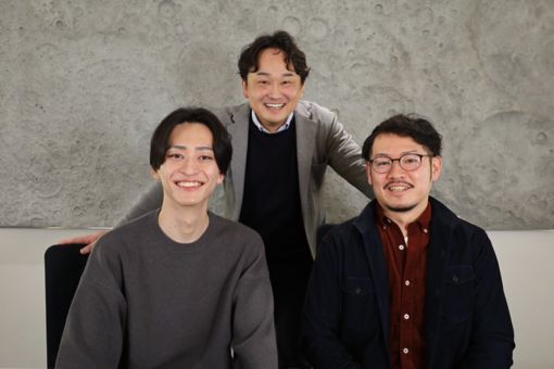 3人。一人後ろに立ち、前に二人座っている姿