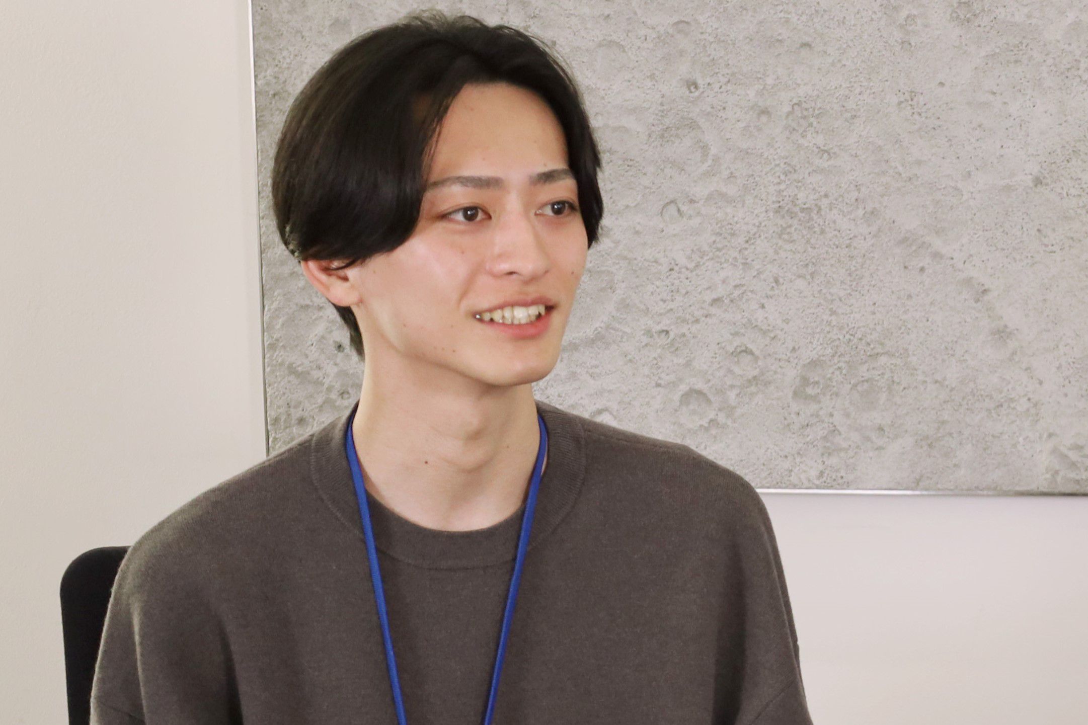 インタビューに答える様子