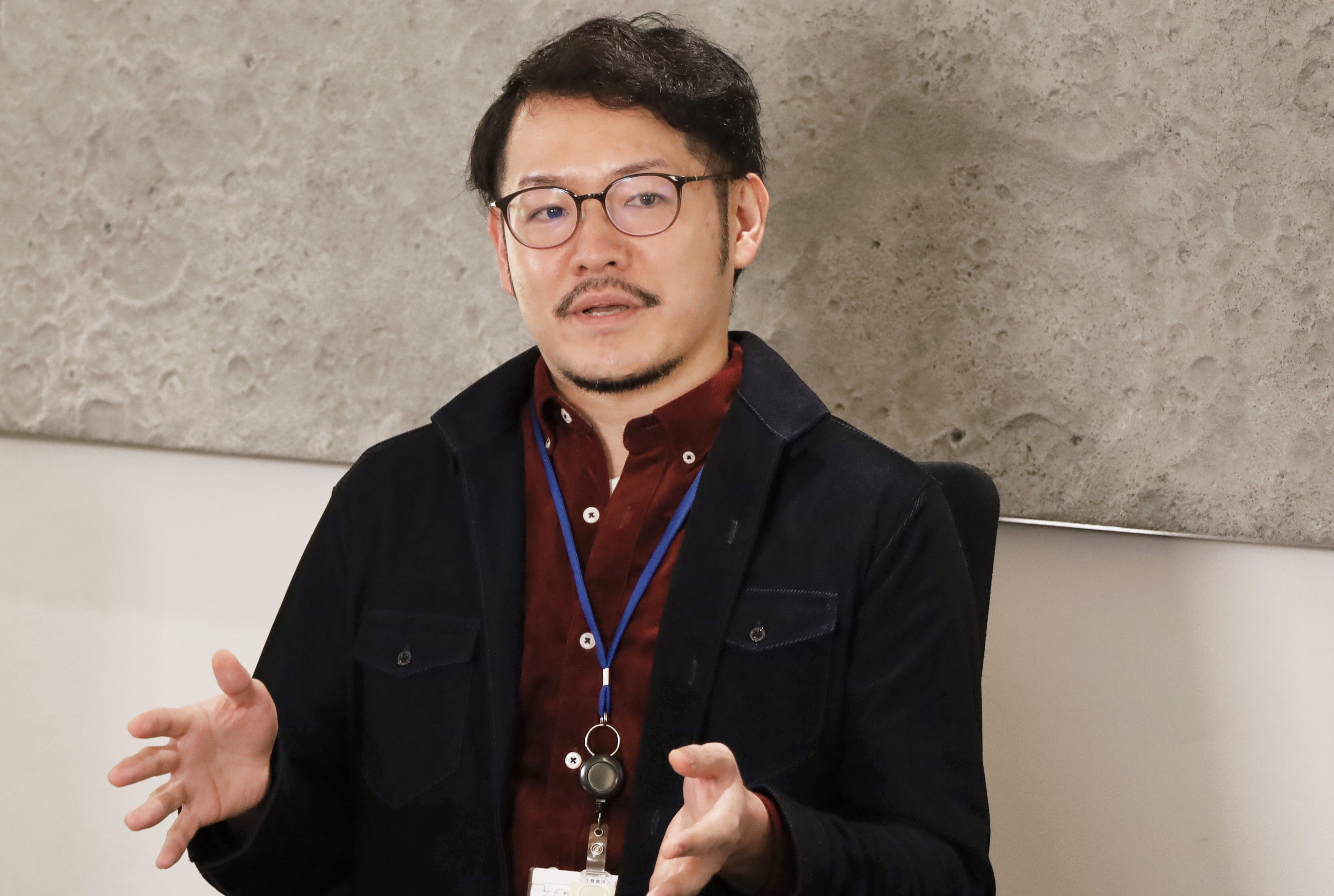 ジェスチャーを交えて話す様子