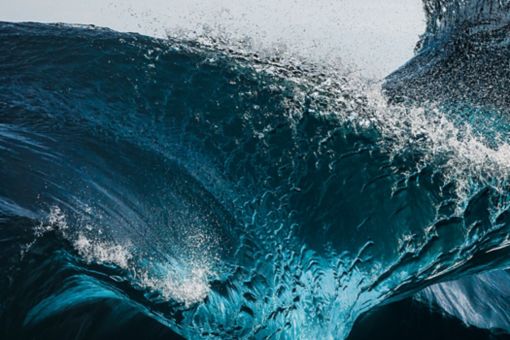 大きく荒々しい波