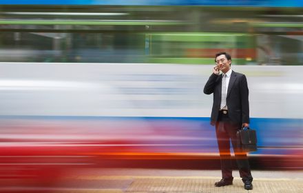 電話をする男性：香港