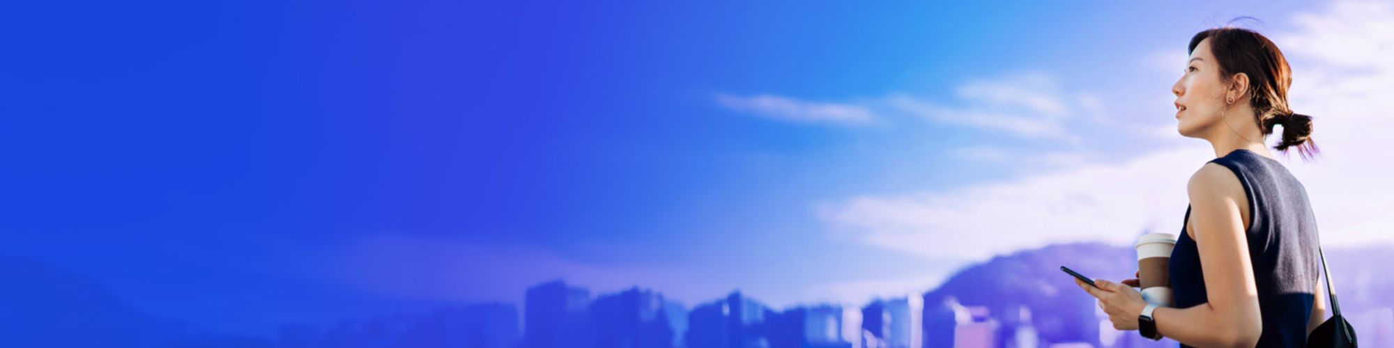 街景色を眺める女性