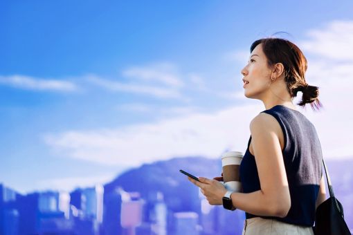 街景色を眺める女性