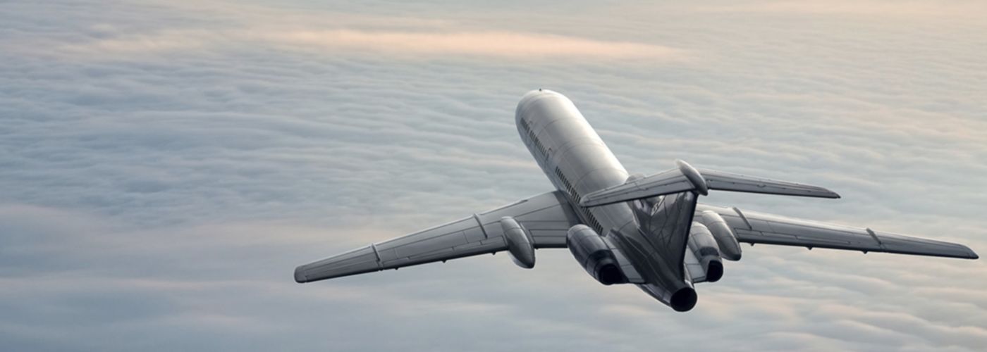 雲の上を飛ぶ飛行機