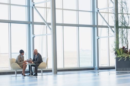 ホールの隅で打ち合わせる二人