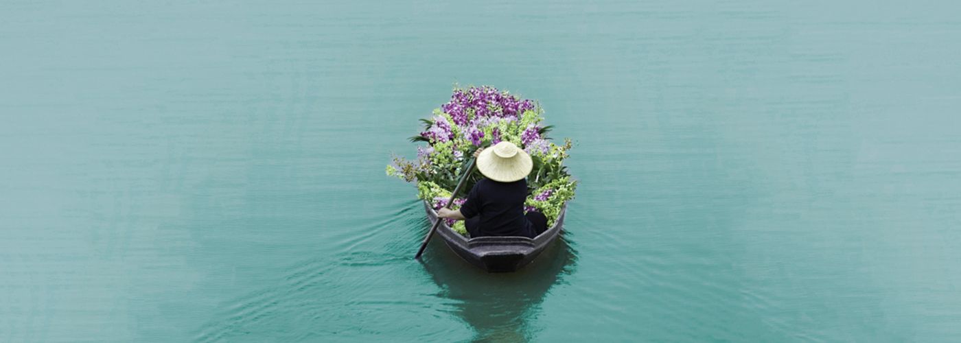 船で花を運ぶ人