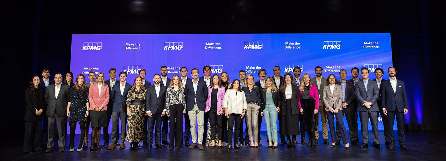 Juanjo Cano, presidente de KPMG en España, junto con los nuevos socios de la firma.