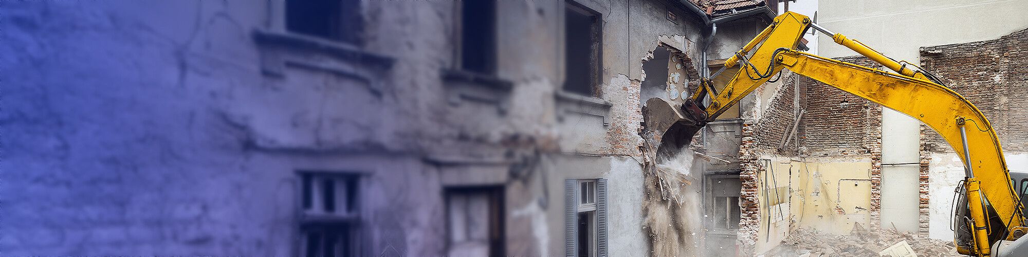 Kaputtes Gebäude und Bagger