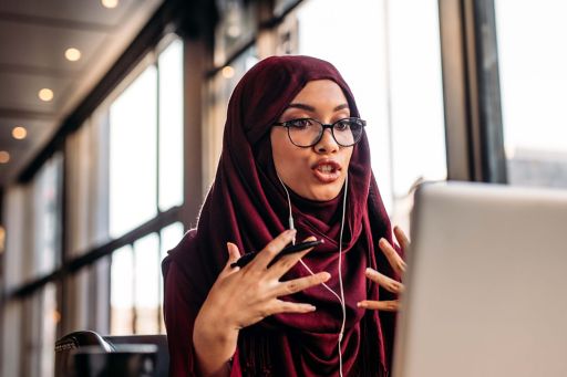 Frau mit Hijab vor Computer