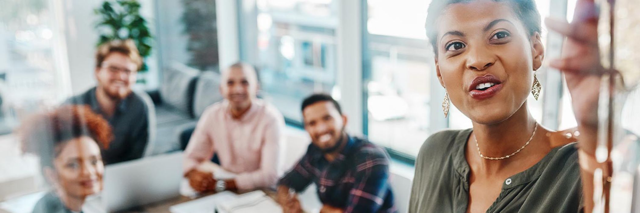 Kollegen sitzen an einem Tisch