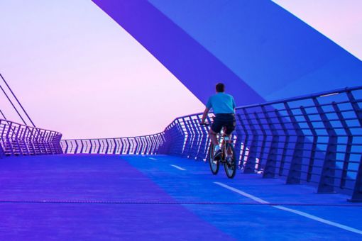 Ein Radfahrer auf der Brücke