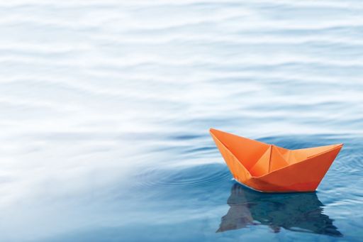 Papierschiff auf Wasser