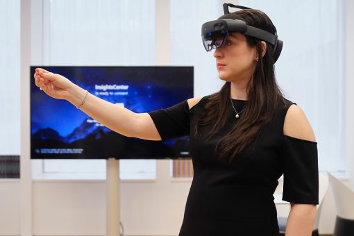 KPMG Switzerland Insights Center - Women standing with VR glasses