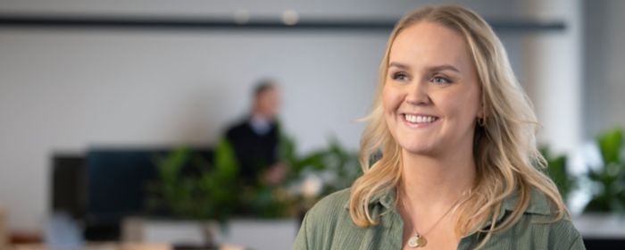 Ung kona sem horfir yfir tölvuskjá