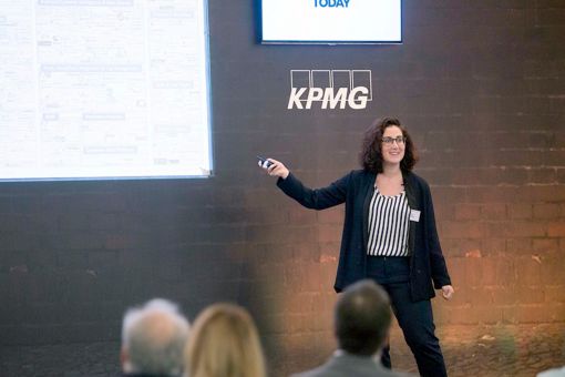 Η Rahaf Harfoush αναλύοντας τις επιπτώσεις της τεχνολογίας στις εγκεφαλικές λειτουργίες.            