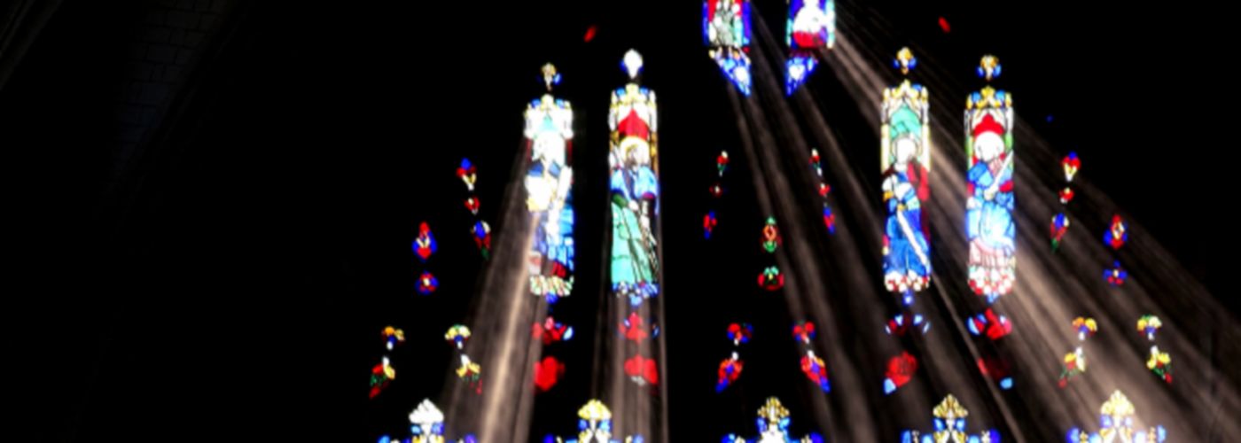 Leuchtende Kirchenfenster und schwarzer Hintergrund