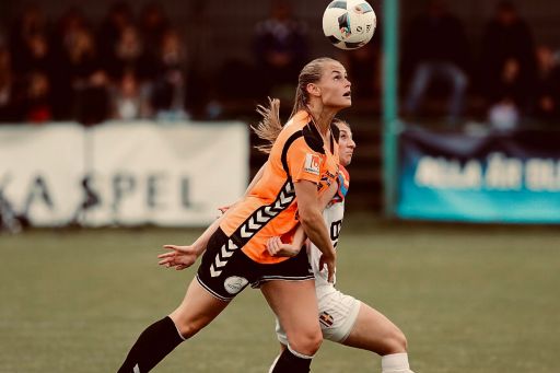 Lina Gerhardsson spelar fotboll