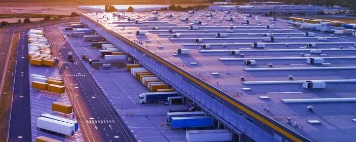 LKWs und Container auf dem Lagerbereich