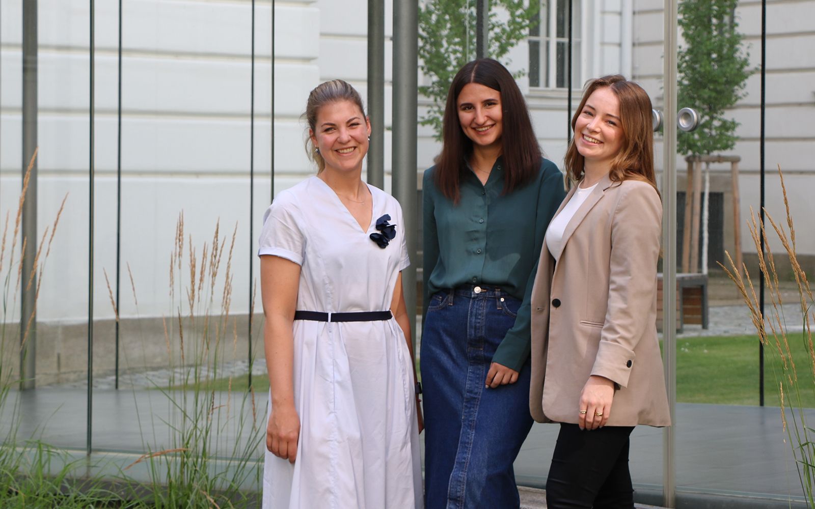 Madita mit ihren Kolleginnen Ivana und Franziska im Innenhof am KPMG Standort Wien