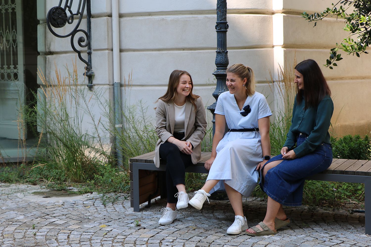 Franziska, Madita und Ivana im Innenhof am KPMG Standort Wien