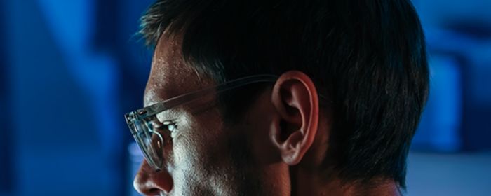 man kijkt aandachtig naar het scherm