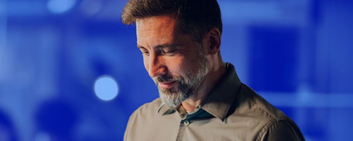 man kijkt naar tablet