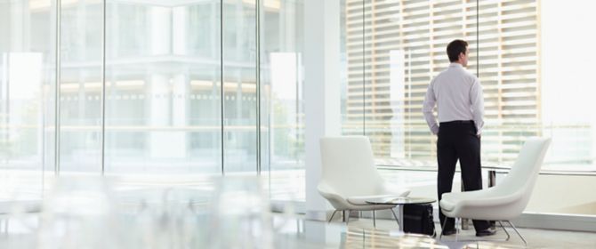 Hombre mirando por la ventana