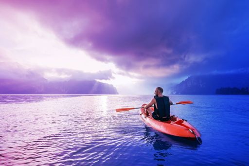 Homme en kayak sur un lac