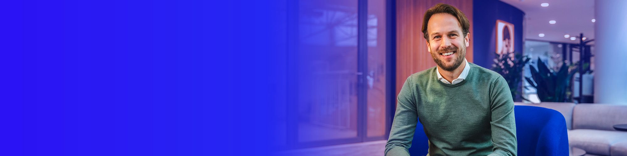 man zittend op een stoel