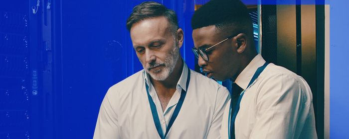 twee mannen praten bij een server