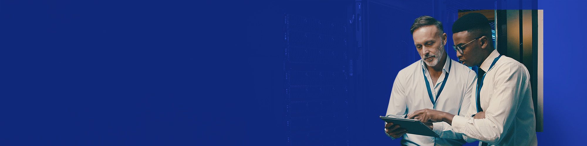 twee mannen pratend bij een server