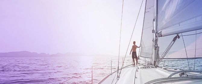 Mann auf Segelboot