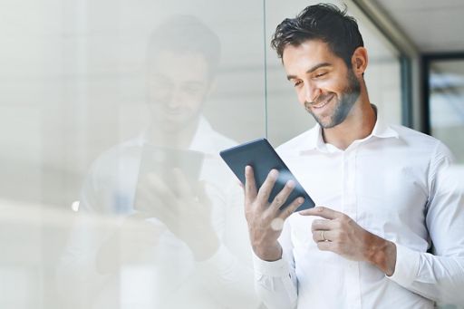 Mann hält Tablet